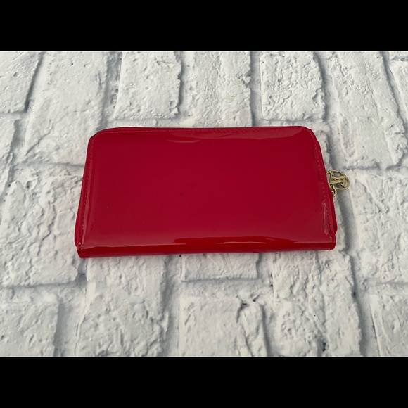 Adrienne Vittadini red patent zip around wallet - Picture 2 of 6